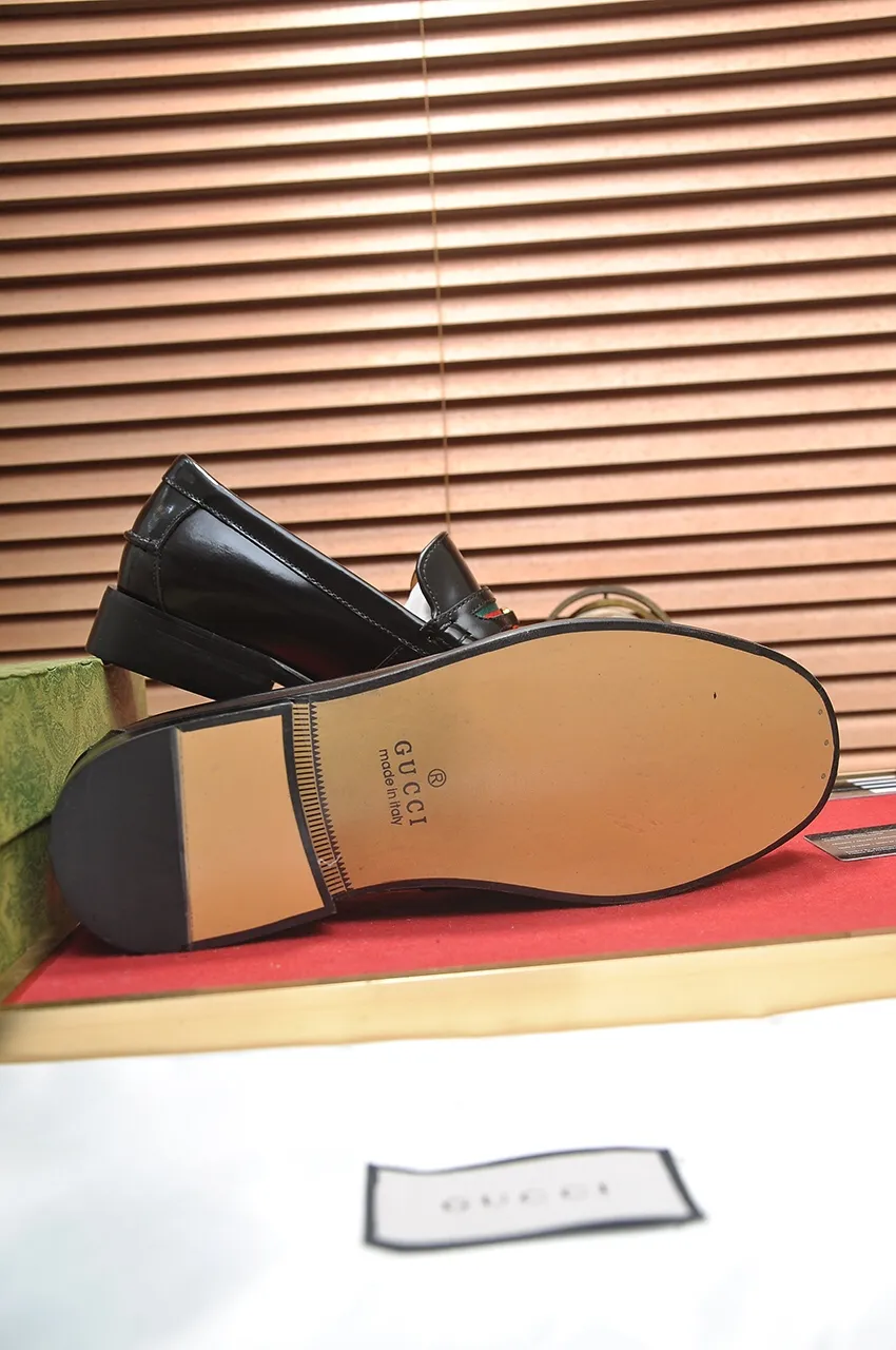 Men's shoes💰580💶Italy's top luxury men's shoe giant (GUCCI) (Gucci) (full cowhide lining) new arrival🍃Original European style🔰 Pleasant to the eye😍In order to make the shoes more durable and non-deformable🌀The production continues to follow traditional methods but there is still no lack of innovation💪Choose original sheepskin for the leather♻️ Smooth and natural And extra bright ⭐Made of imported cowhide, the first choice of rich people 38-45 (45 customized)